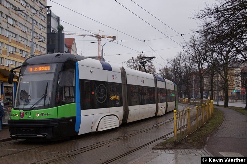 Bild: Pesa 120NaS TW 811 als Linie 10 nach LAS ARKOŃSKI steht an der Haltestelle Plac Żołnierza Polskiego.