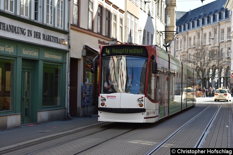 Bild: TW 654 als Linie 4 in Richtung Hauptfriedhof in der Marktstraße.