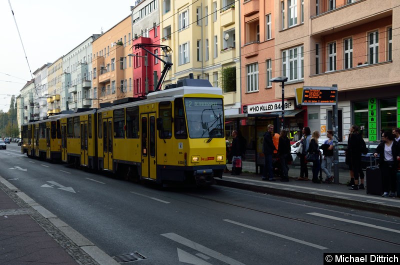 6146 + 6077 als Linie 12 mit Betriebsfahrt an der Haltestelle U Eberswalder Str.
Halten kann die Bahn hier nicht, da sie links keine Türen hat. Bild: 6146 + 6077 als Linie 12 mit Betriebsfahrt an der Haltestelle U Eberswalder Str.
Halten kann die Bahn hier nicht, da sie links keine Türen hat.