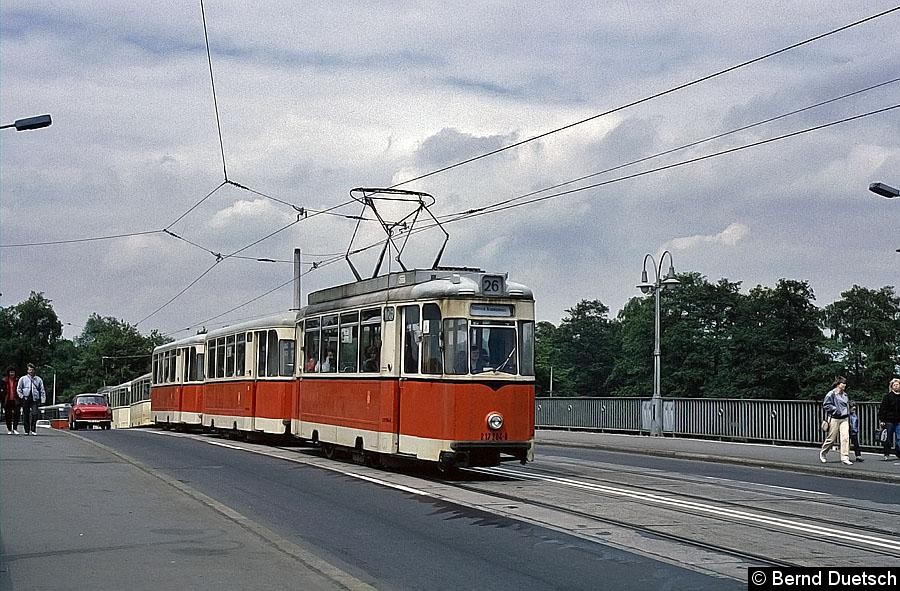 Bild: Über die Dammbrücke in Köpenick fährt ein Dreiwagenzug Richtung Köpenicker Innenstadt. 1987 waren bei der Farbgebung der Fahrzeuge noch beide Farbvarianten zu sehen.