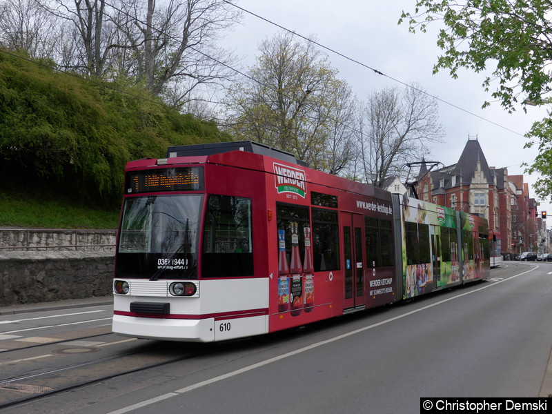 Bild: TW 610 als Linie 1 in Richtung Thüringenhalle in Bereich Schillerstraße.