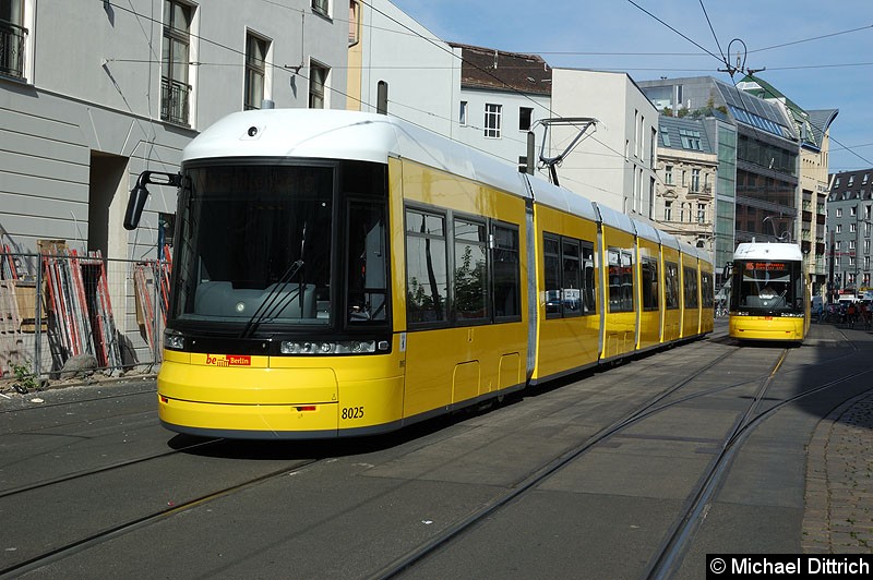 Bild: 8025 als Linie M4 in der Großen Präsidentenstr.