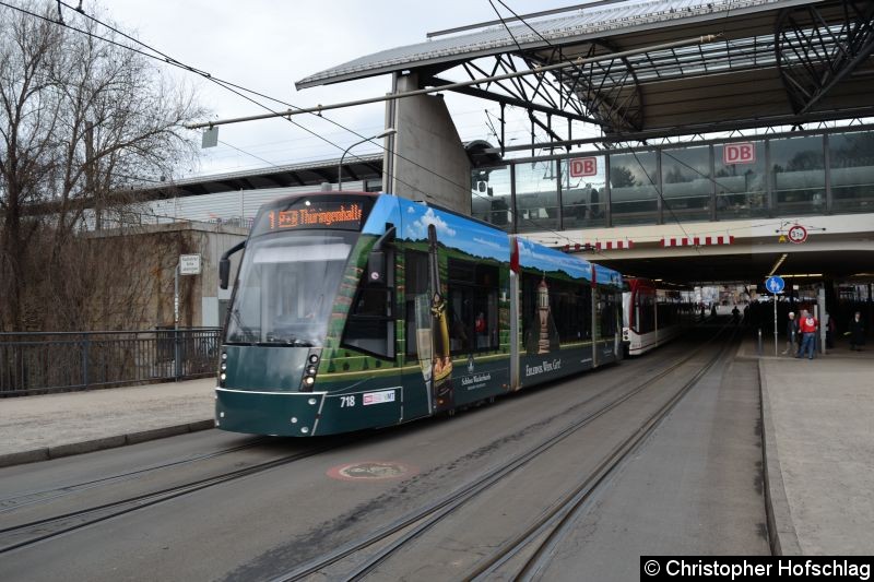 Bild: TW 718+640 als Linie 1 bei der Ausfahrt am Hauptbahnhof in Richtung Thüringenhalle.