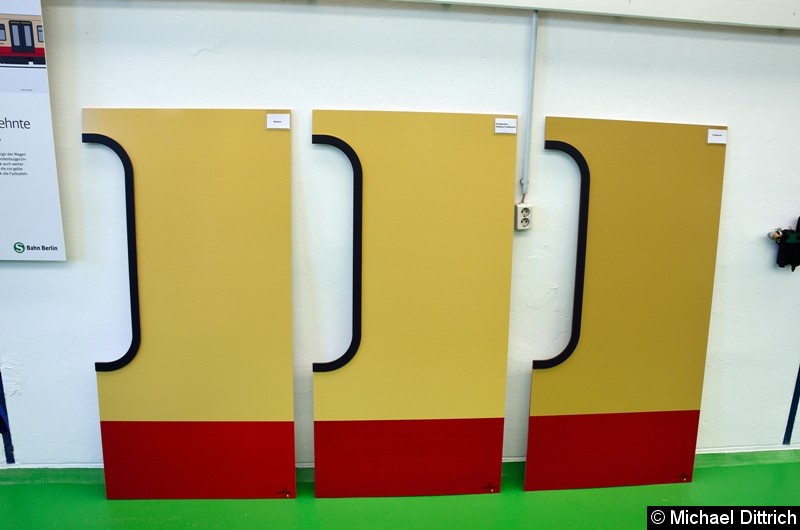 Bild: Welche Farbe soll es sein?
Links die Tür ist in modernen Farben, in der Mitte eine Mischung aus dem modernen gelb und dem bisherigen rot und rechts die Farben die bisher zur Anwendung kommen.