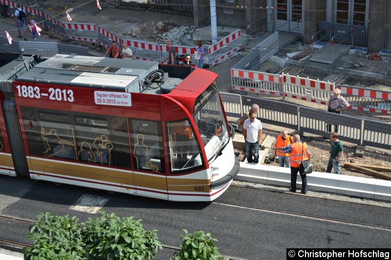 Bild: Die Experten der EVAG sowie von Bauamt kontrollieren den Abstand zwischen den Combino und den Haltestellenbordstein.