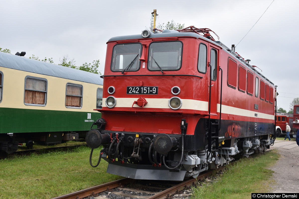 242 151-9 (LEW Hennigsdorf - TEV Weimar) im BW Weimar.