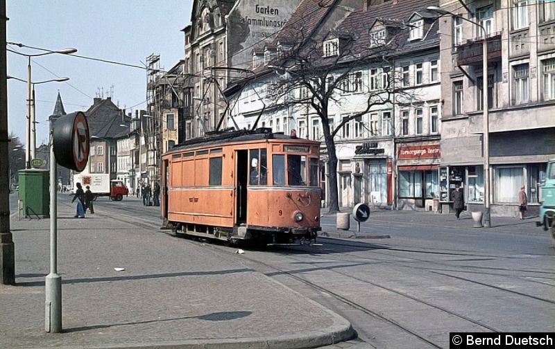 Auch als Arbeitsfahrzeuge waren einige Vorkriegswagen im Einsatz.
Hier biegt ATw 9 vom Domplatz in die Marktstraße ein.
Leider konnte ich nicht herausfinden, welche Ursprungsnummer dieser Triebwagen aufwies. Bild: Auch als Arbeitsfahrzeuge waren einige Vorkriegswagen im Einsatz.
Hier biegt ATw 9 vom Domplatz in die Marktstraße ein.
Leider konnte ich nicht herausfinden, welche Ursprungsnummer dieser Triebwagen aufwies.