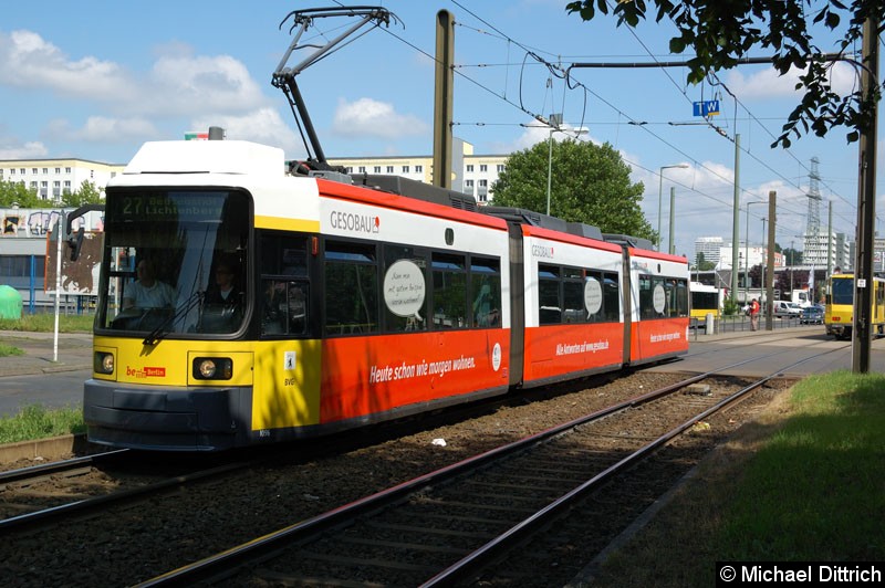 Bild: 1096 als Linie 27 beim Verlassen der Haltestelle Allee der Kosmonauten/Rhinstr.