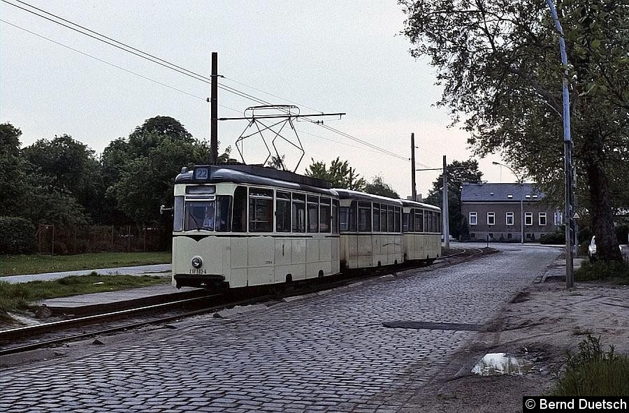 Bild: Fast wie eine Überlandlinie präsentierte sich die Linie 22 an ihrem nördlichen Streckenabschnitt in Rosental. 
Ein Dreiwagenzug mit Tw 217 103 fährt über die Friedrich-Engels-Str. Richtung Innenstadt.