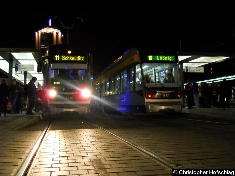 Bild: TW 1210 und 1217 am Hauptbahnhof.