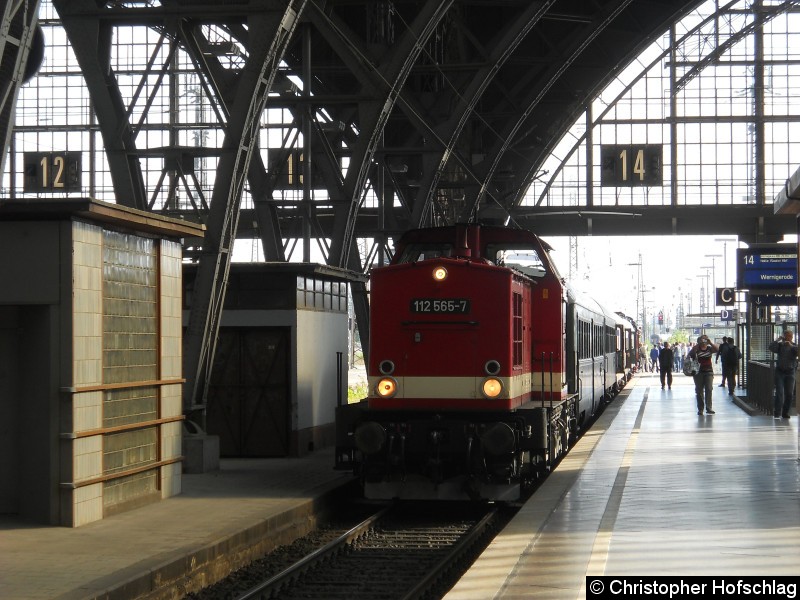 Bild: 112 565-7 mit einen Sonderzug nach Wernigerode. Die 112 wurde in Leipzig ausgetauscht gegen eine Dampflok BR 01.