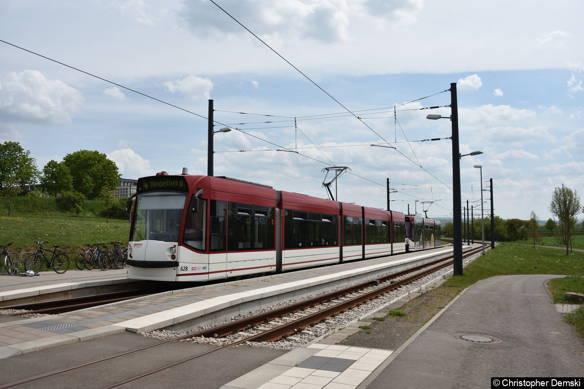TW 628+705 als Linie 4 in Bindersleben.