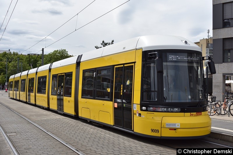 TW 9009 als M10 in Richtung Hauptbahnhof, beim Fahrgastwechsel an der Haltestelle S-Nordbahnhof.