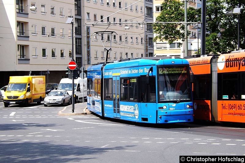 Bild: TW 258 der Linie 12 auf der Kreuzung Lang Straße/Schöne Aussicht.