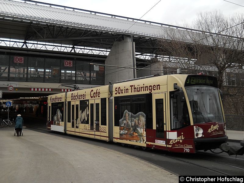 Bild: TW 710 auf der Linie 3 an TW 643 gekoppelt am Hauptbahnhof.
