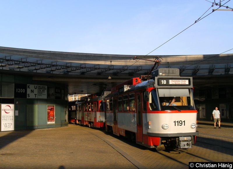 Bild: Eine Dreierzug auf der Linie 10 am Riebeckplatz.