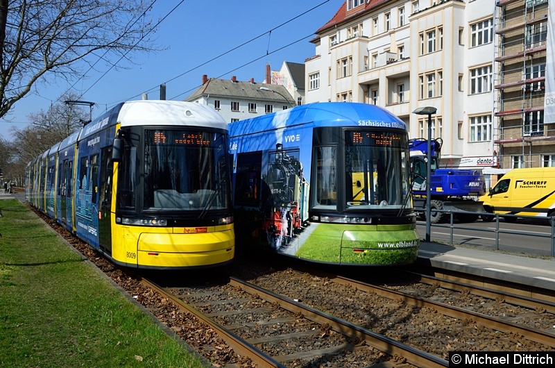 Bild: 8009 (links) und 8002 als Linie M4 an der Haltestelle Arnswalder Platz.