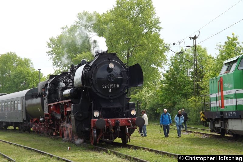 Bild: 52 8154 mit Sonderzug im Bw Weimar.