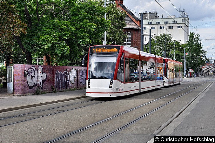 Bild: TW 720+706 als Linie 1 in der Magdeburger Allee kurz vor der Haltestelle Ilversgehofner Platz.  Diese Classic Traktion fuhr wegen den Fußballspiel RWE gegen BVB als Linie 1 bis Thüringenhalle und ab Thüringenhalle wieder als Linie 5 zum Zoopark zurück.