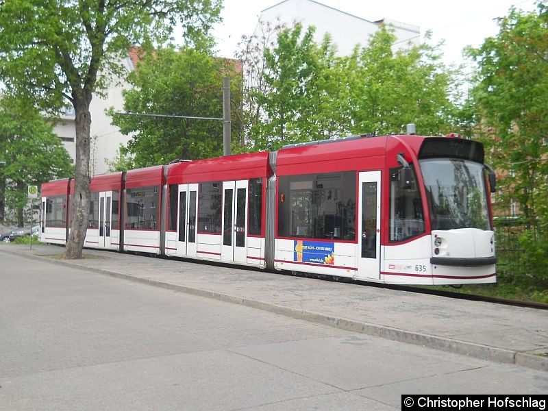 Bild: TW 635 an der Ersatzhaltestelle Eichenstraße wegen eines Bügelschadens.