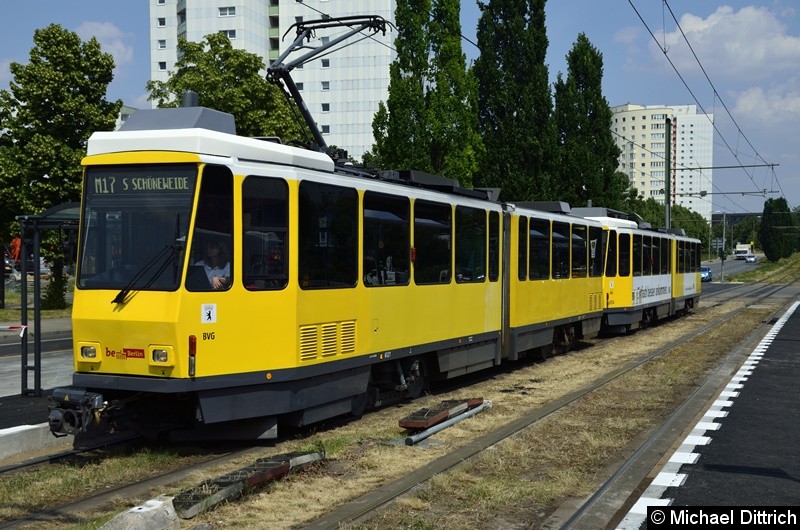 Bild: 6127 + 6134 als Linie M17 an der provisorischen Haltestelle S Hohenschönhausen.