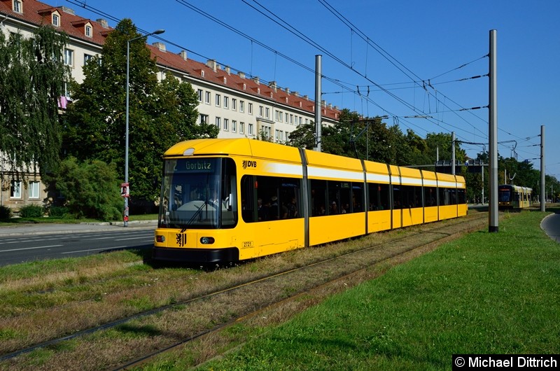 Bild: 2721 als Linie 2 in der Grunaer Straße zwischen den Haltestellen Deutsches Hygiene-Museum und Pirnaischer Platz.