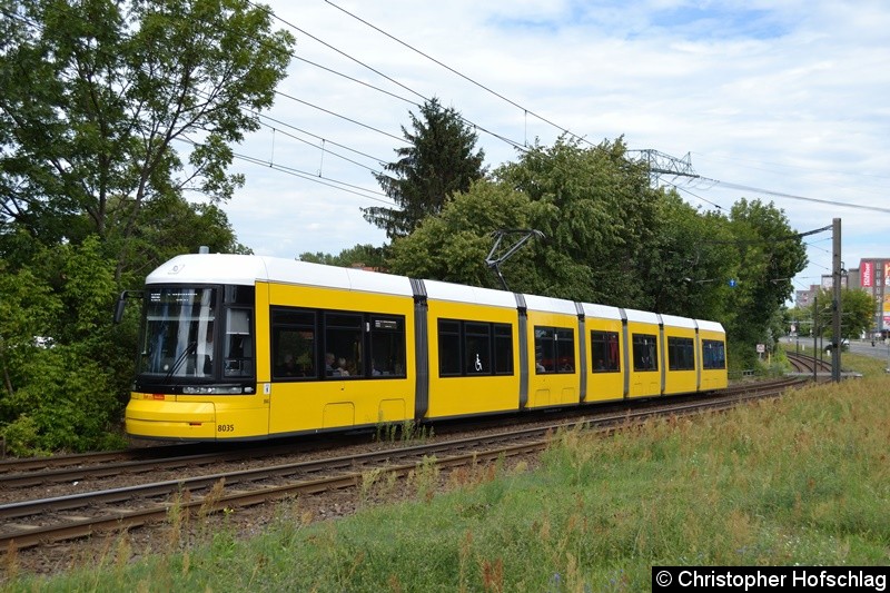 Bild: TW 8035 als Linie M6 kurz vor der Haltestelle Landsberger Allee/Rhinstraße.