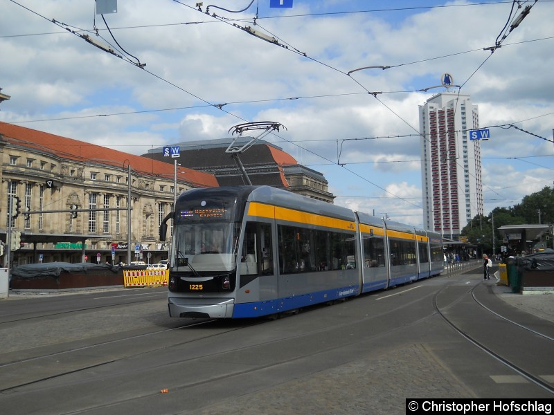 Bild: TW 1225 als Hochzeittram am Hauptbahnhof.
