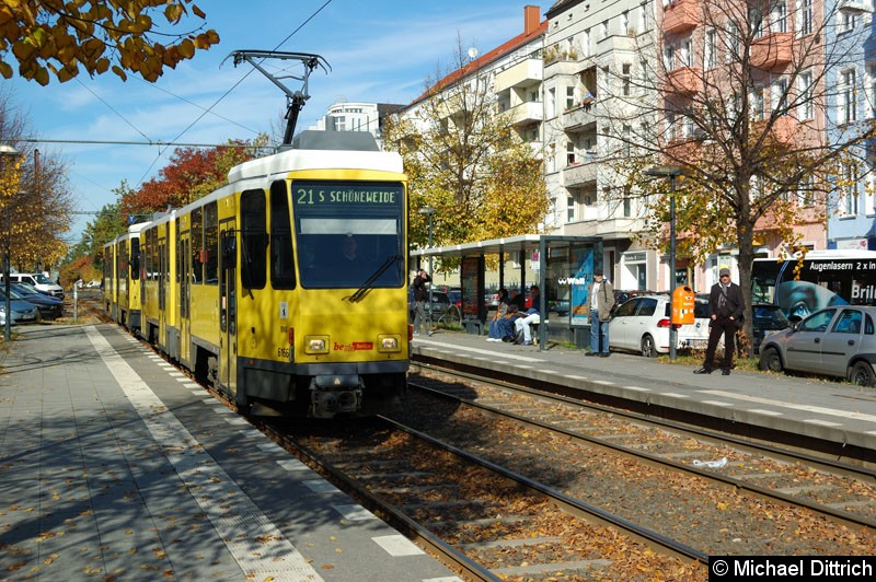 Bild: 6166+6101 in der Haltestelle Bersarinplatz.