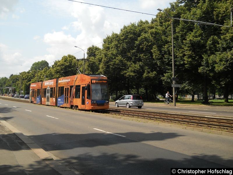 Bild: TW 1105 der Linie 8 kurz vor der Angerbrücke.