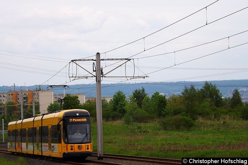 Bild: TW 2827 als Linie 7 kurz vor der Haltestelle Altnossener Straße.