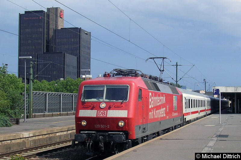 Bild: 120 501 mit einem IC in Hannover Hbf.