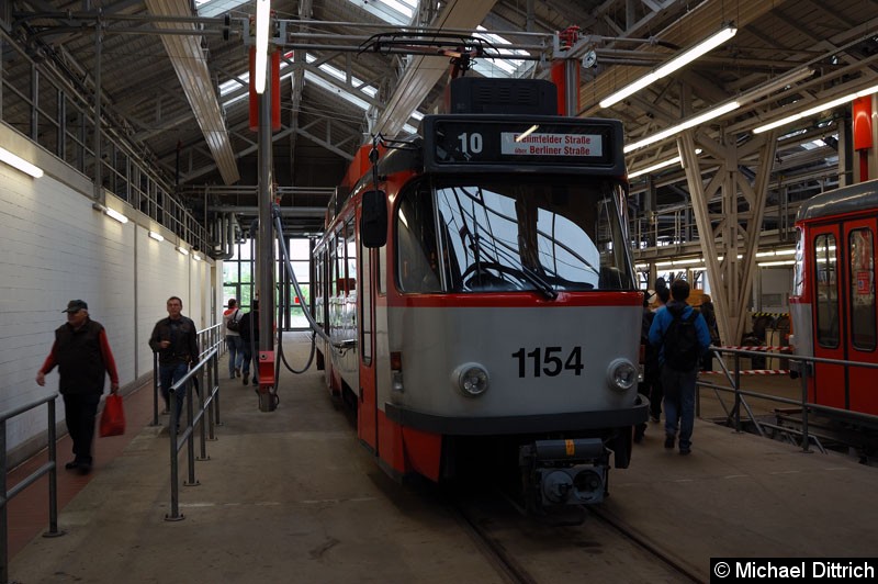 Bild: In der Halle wurde am T4D-C 1154 gezeigt, wie die Besandung erfolgt.