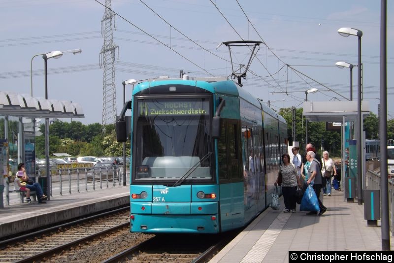 Bild: Flexity Classic TW 257 am der Haltestelle Mönchhofstraße.