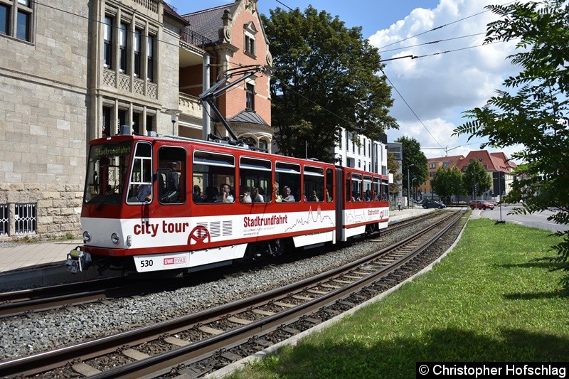 Bild: TW 530 als Stadtrundfahrt bei der Einfahrt in die Haltestelle Gothaer Platz