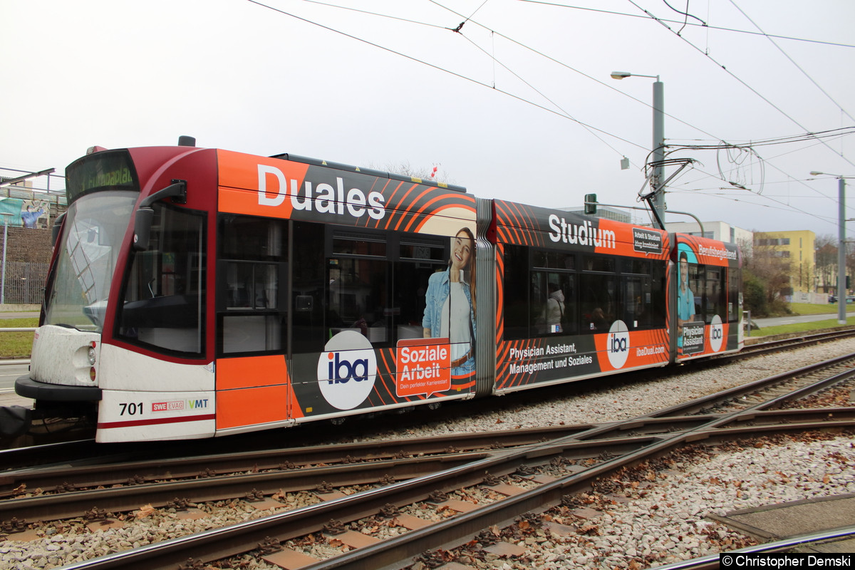 TW 701 als zweiter Wagen einer Combino-Traktion an der Haltestelle Klinikum.