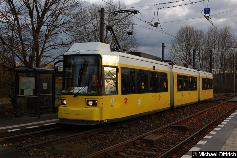 Bild: Als Weihnachtszug fährt hier der Wagen 1048 aus dem Betriebshof Marzahn.