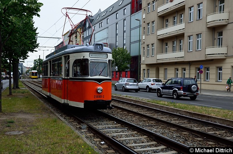Bild: 218 001-2 kommt von der Ausstellung 150 Jahre Straßenbahn Berlin und ist kurz vor der Haltestelle
Landsberger Allee/Petersburger Str.