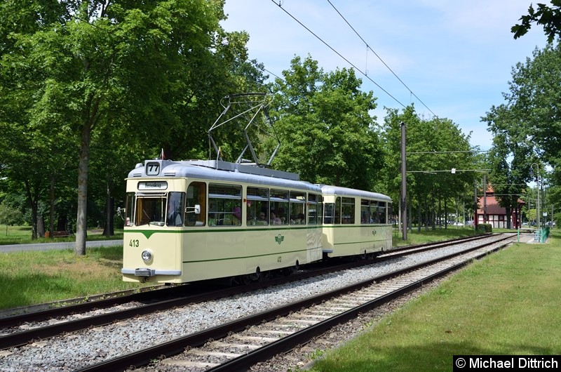 Der historische Triebwagen 413 und sein Beiwagen 509 bei der Abreise in Heerenkrug.