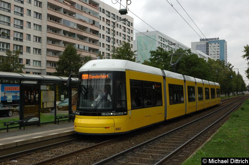 Bild: 8002 als Sonderfahrt an der Haltestelle Mollstr./Otto-Braun-Str.