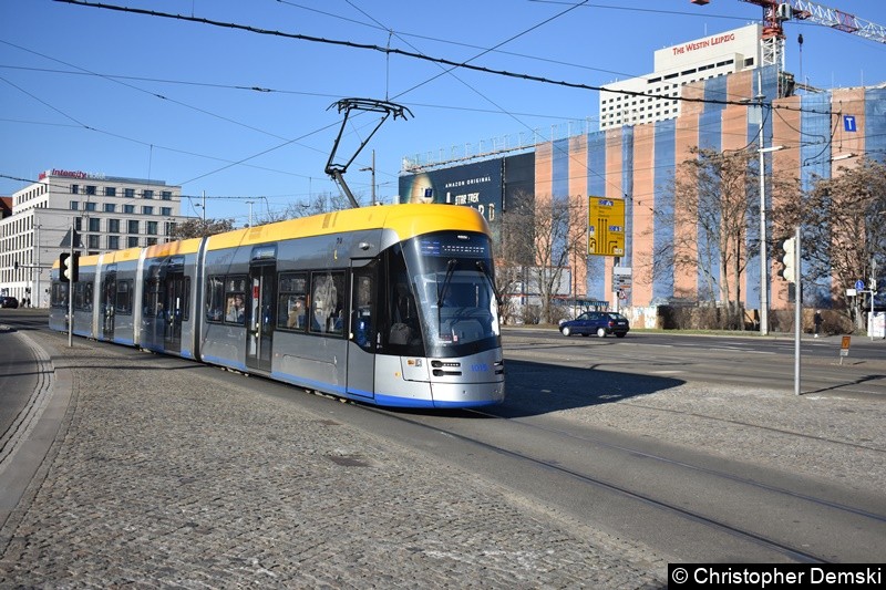 TW 1015 als Linie 4 kurz vor der Haltestelle Hauptbahnhof.