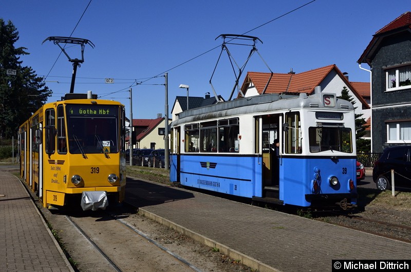 Bild: In Bad Tabarz stellte sich dann Wagen 39 neben den Wagen 319. 
Das grüne Dreieck in der Front des 319 bedeutet, dass ihm ein zweiter Wagen in die Eingleisigkeit folgt.