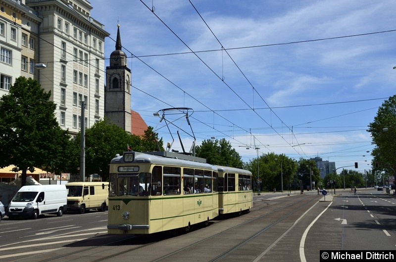 Der historische Triebwagen 413 und sein Beiwagen 509 haben die Hartstraße verlassen und begeben sich auf die Reise zum Herrenkrug.
