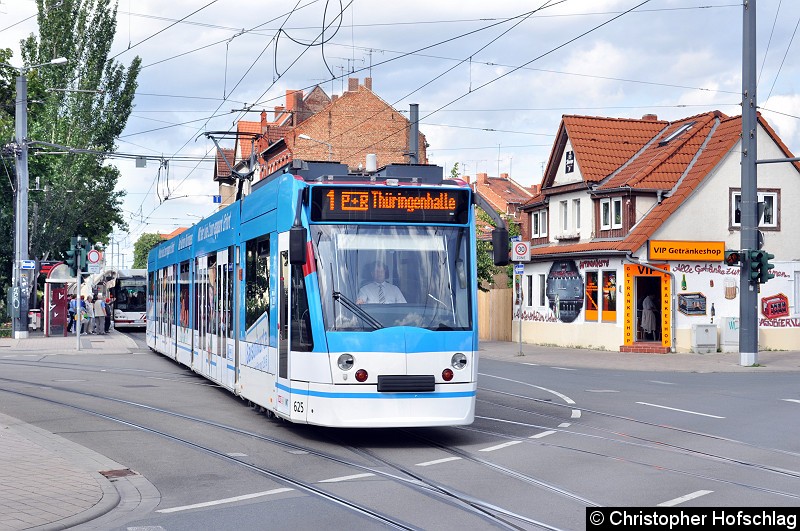 Bild: TW 625 als Linie 1zur Thüringenhalle in der Magdeburger Allee/Salinenstraße. Ab Thüringenhalle fuhr dieser Wagen wieder als Linie 5 zum Zoopark zurück.