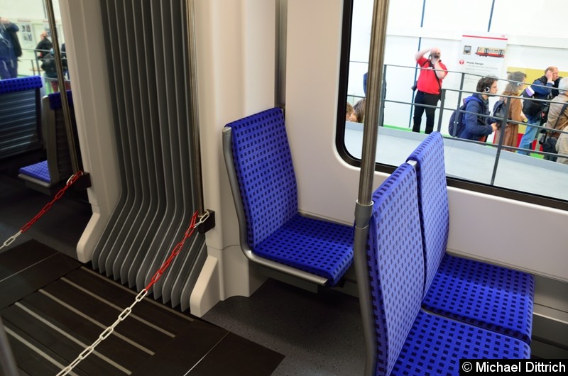 Bild: An den Übergängen des Fahrzeuges befinden sich Einzelsitze. Die Kette links im Bild ist keine Absperrung. Dahinter befindet sich ein Spiegel und diese soll ein Gegenlaufen verhindern.