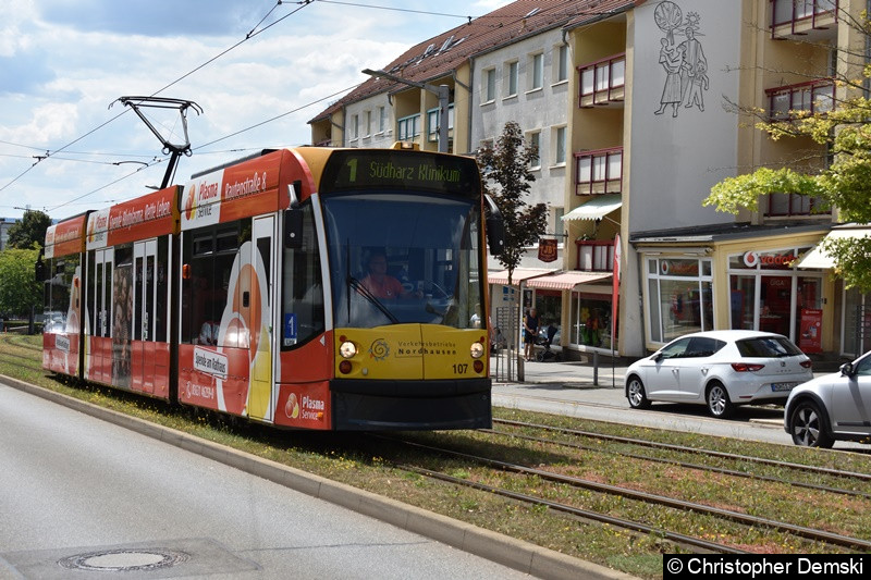 Bild: Combino Advanced TW 107 als Linie 1 zwischen den Haltestellen Nordbrand und Rathaus/Kornmarkt.