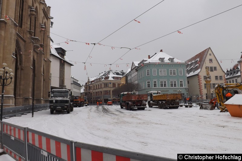 Bild: Noch ist es ruhig vorm Erfurter Rathaus .