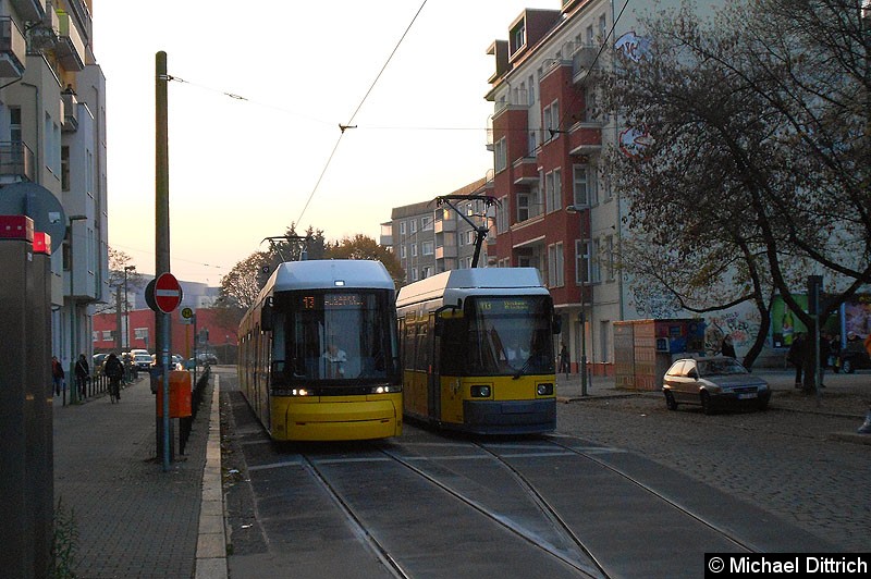 Bild: 8001 als Linie M13 an der Endstelle Revaler Str.