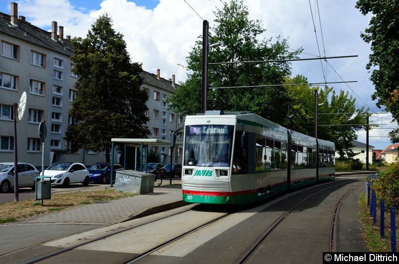 1327 als Linie 6 an der Endstelle Cracau. Dieser Wagen ist bereits mit der neuen Anzeige ausgestattet. Bild: 1327 als Linie 6 an der Endstelle Cracau. Dieser Wagen ist bereits mit der neuen Anzeige ausgestattet.