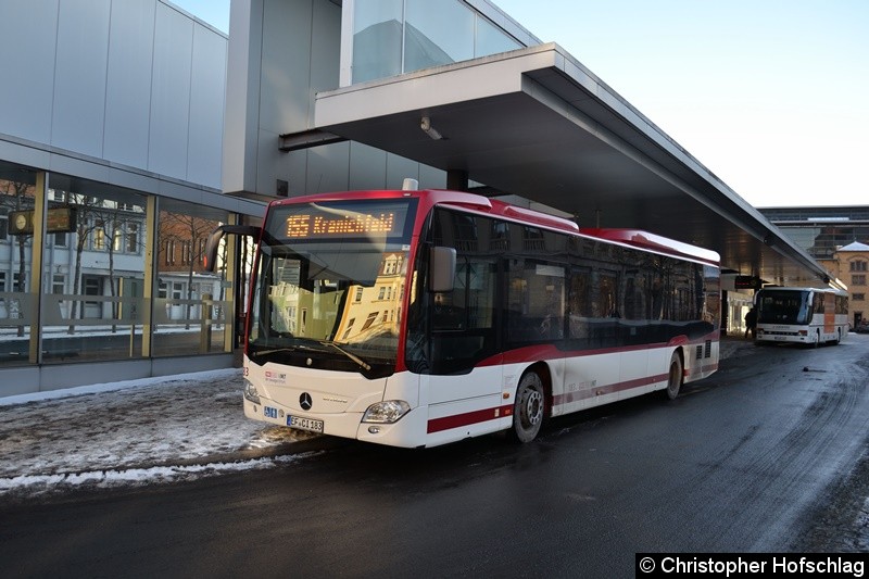 Wagen 183 als Linie 155 nach Kranichfeld pausiert am Busbahnhof.